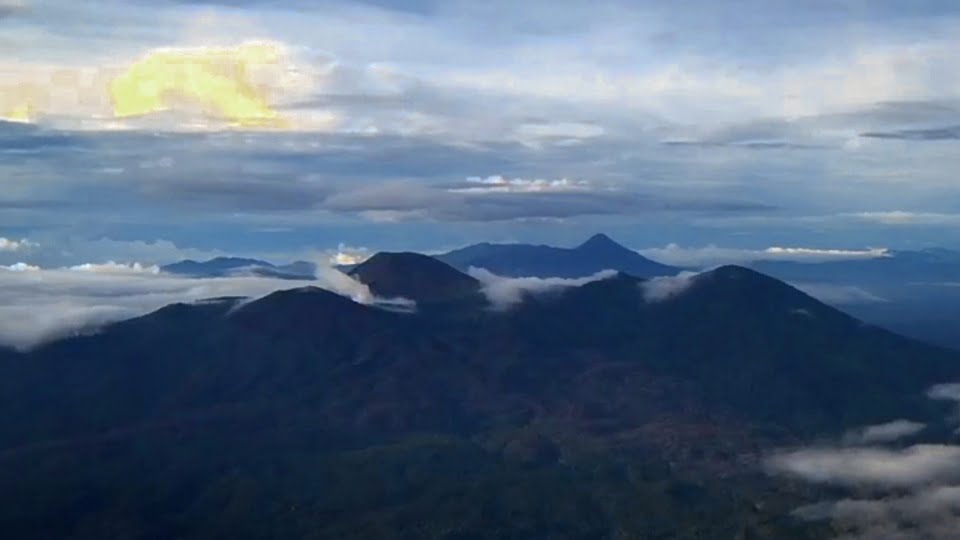 Mengenal Lebih Dekat Gunung Gambuta: Pesona Alam yang Menakjubkan di Indonesia