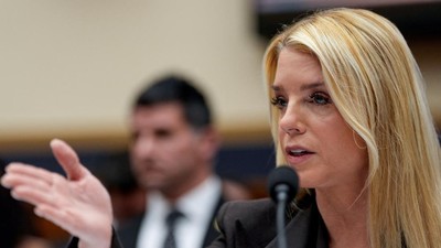 Trump Pecat Jaksa Agung Pam Bondi, Publik Soroti Penggantinya